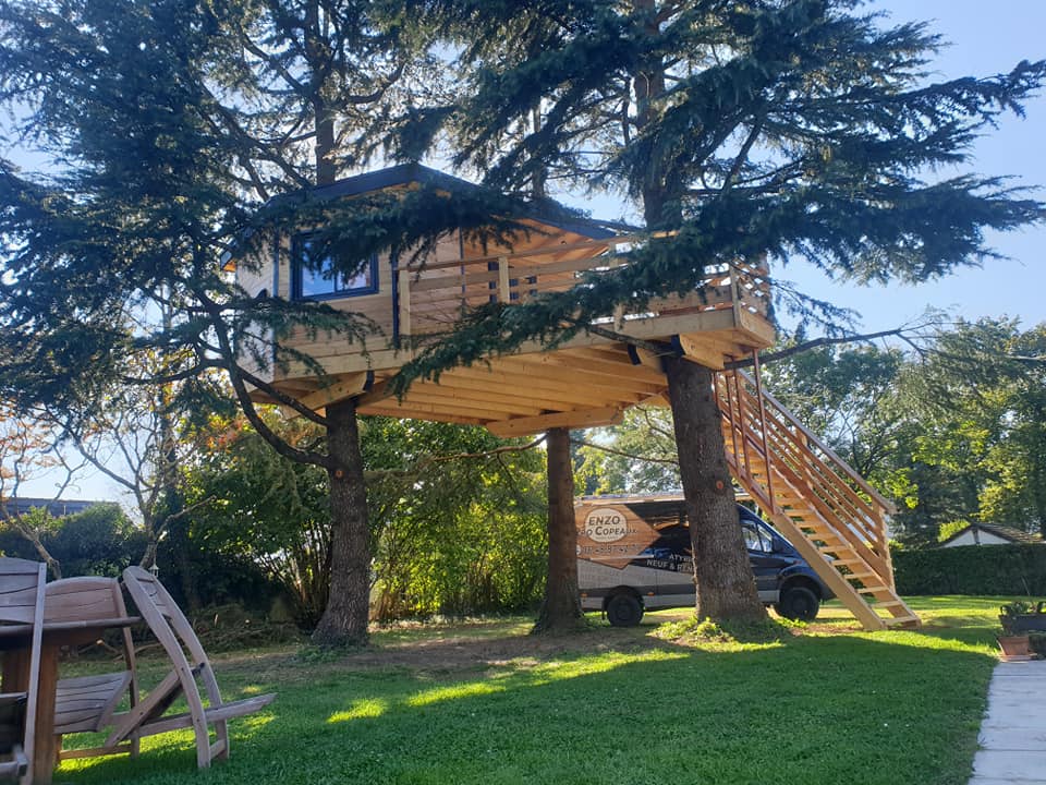Construction de cabane bois dans un jardin privé