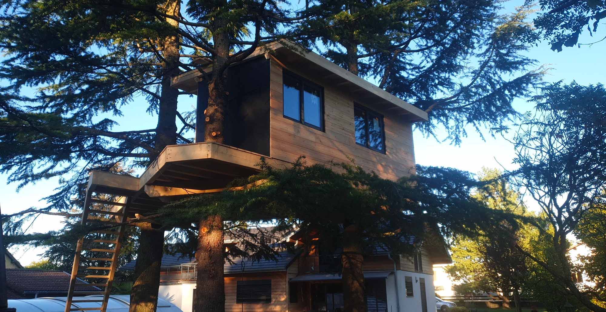 Construction de cabanes suspendues à Annecy